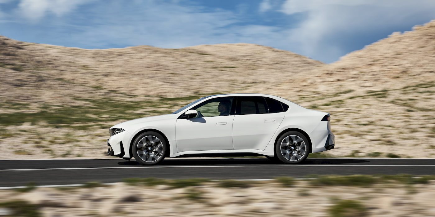 BMW mở đơn đặt hàng i3 sớm hơn dự kiến khi nhu cầu tăng đột biến