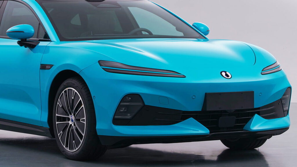 Denza Z9 Sedan lột xác hoàn toàn — phiên bản ba mô-tơ mạnh 1.328 mã lực, vượt cả hypercar