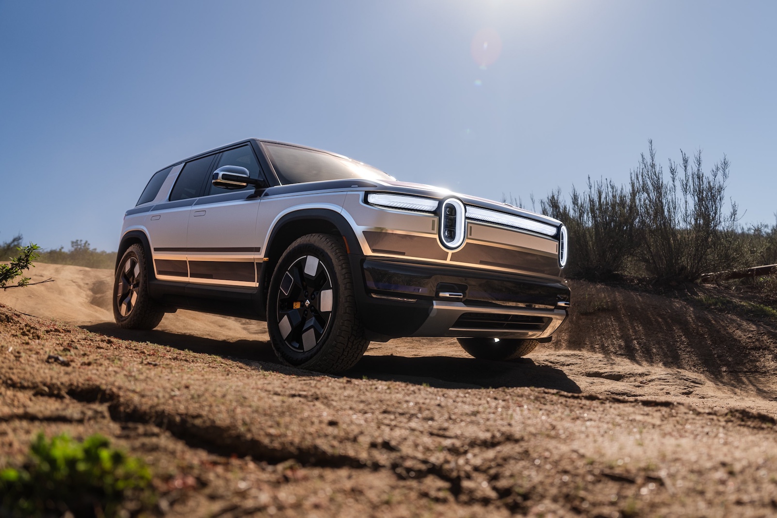 Rivian phát hành thêm 75 triệu cổ phiếu huy động 1,5 tỷ USD — cổ phiếu đang tăng hay công ty đang "khát" tiền mặt?