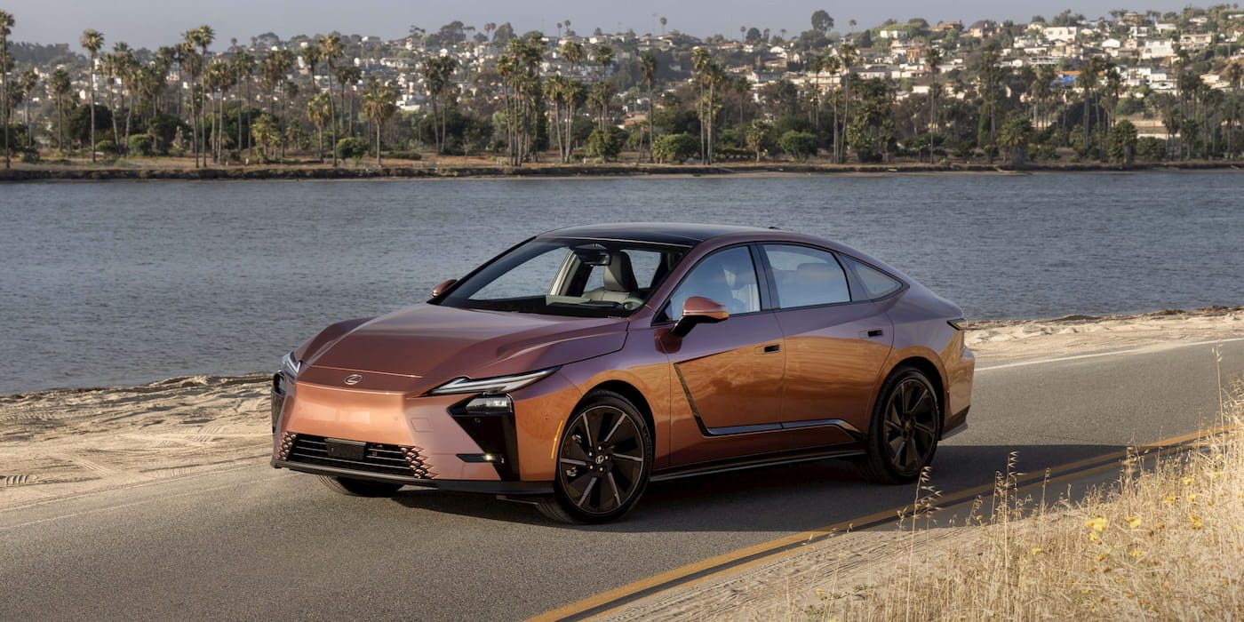 Lexus ES 2027 chốt giá dưới 50.000 USD — sedan điện hạng sang rẻ hơn đáng kể so với BMW i4 và Audi A6 e-tron