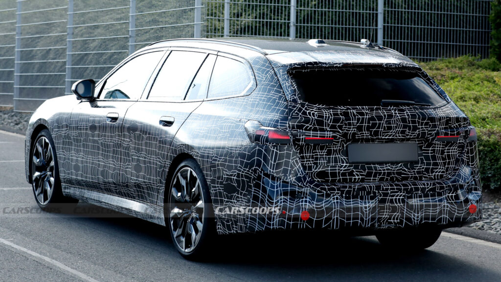 BMW 5-Series Touring facelift lộ diện — nội thất "lột xác" theo phong cách Neue Klasse