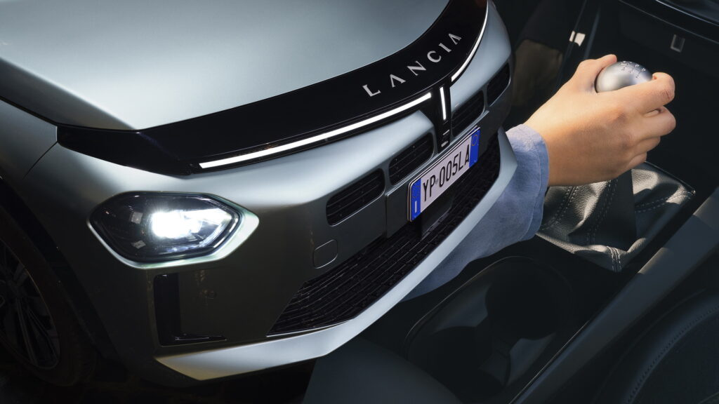 Lancia Ypsilon Turbo 100 — phiên bản rẻ nhất của thương hiệu hồi sinh, bỏ hybrid để dùng số sàn truyền thống