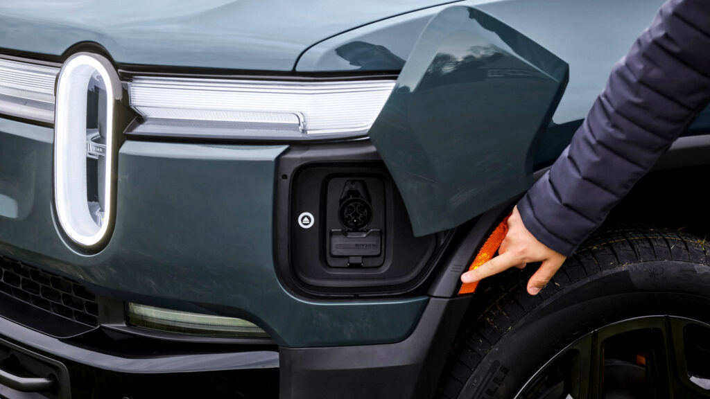 Rivian mở rộng đợt triệu hồi xe vì lỗi đèn xi-nhan — lần thứ ba trong hơn một năm