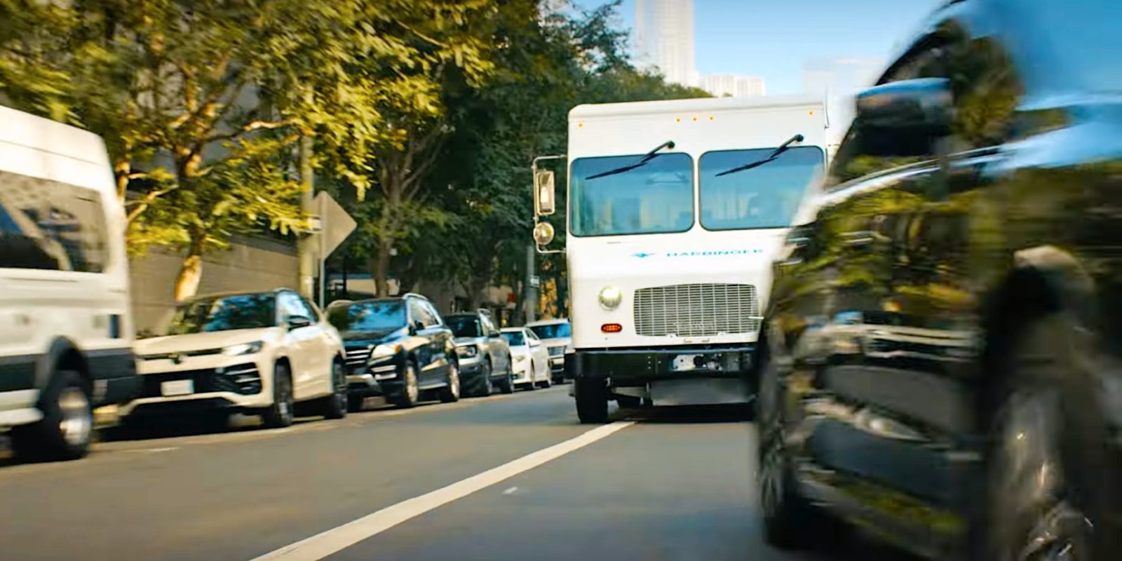 Xe tải điện Harbinger truy đuổi kẻ trộm hàng trong video quảng cáo đậm chất hành động — 440 mã lực, 1.627 Nm mô-men xoắn tức thời