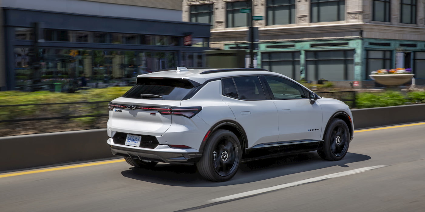 Tài xế Chevy Equinox EV suýt bị "giật cổ" vì phanh tự động quá nhạy khi lùi xe vào garage