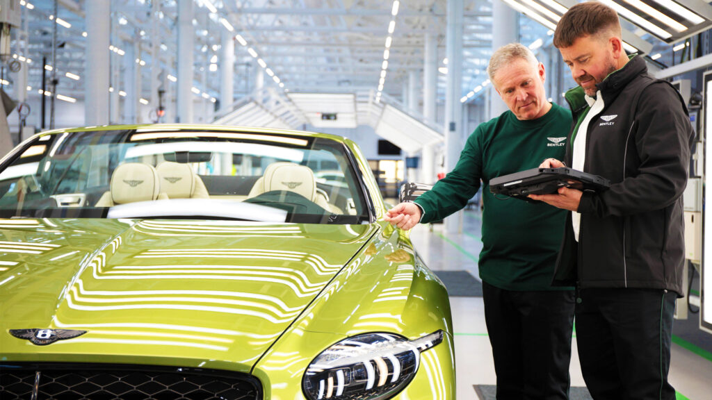 Bentley may đồng phục chứa sợi carbon cho công nhân lắp ráp xe điện — chất liệu thường chỉ thấy trên siêu xe, nay xuất hiện trên áo thợ