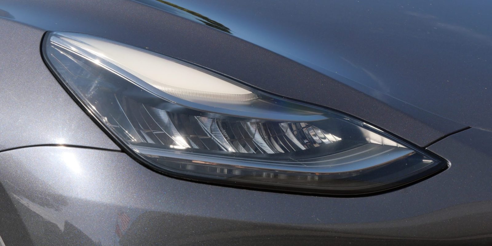 Tesla triệu hồi hơn 20.000 xe Model 3 và Model Y vì đèn pha quá sáng, gần gấp đôi mức cho phép