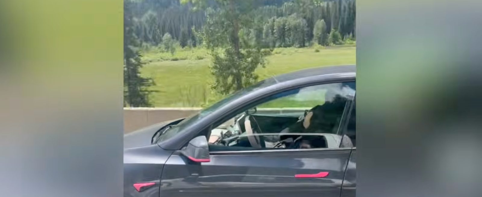 Tài xế Tesla ngủ gật khi xe chạy 100 km/h — lỗ hổng nghiêm trọng trong hệ thống giám sát người lái