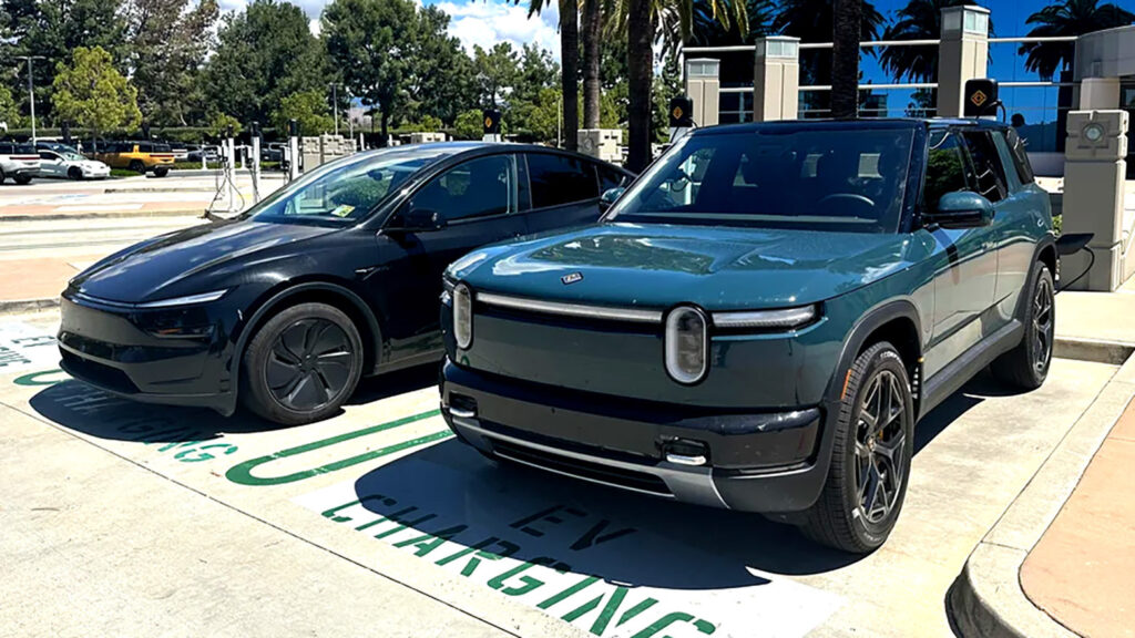 Rivian R2 và Tesla Model Y đứng cạnh nhau trông như đến từ hai hành tinh khác nhau