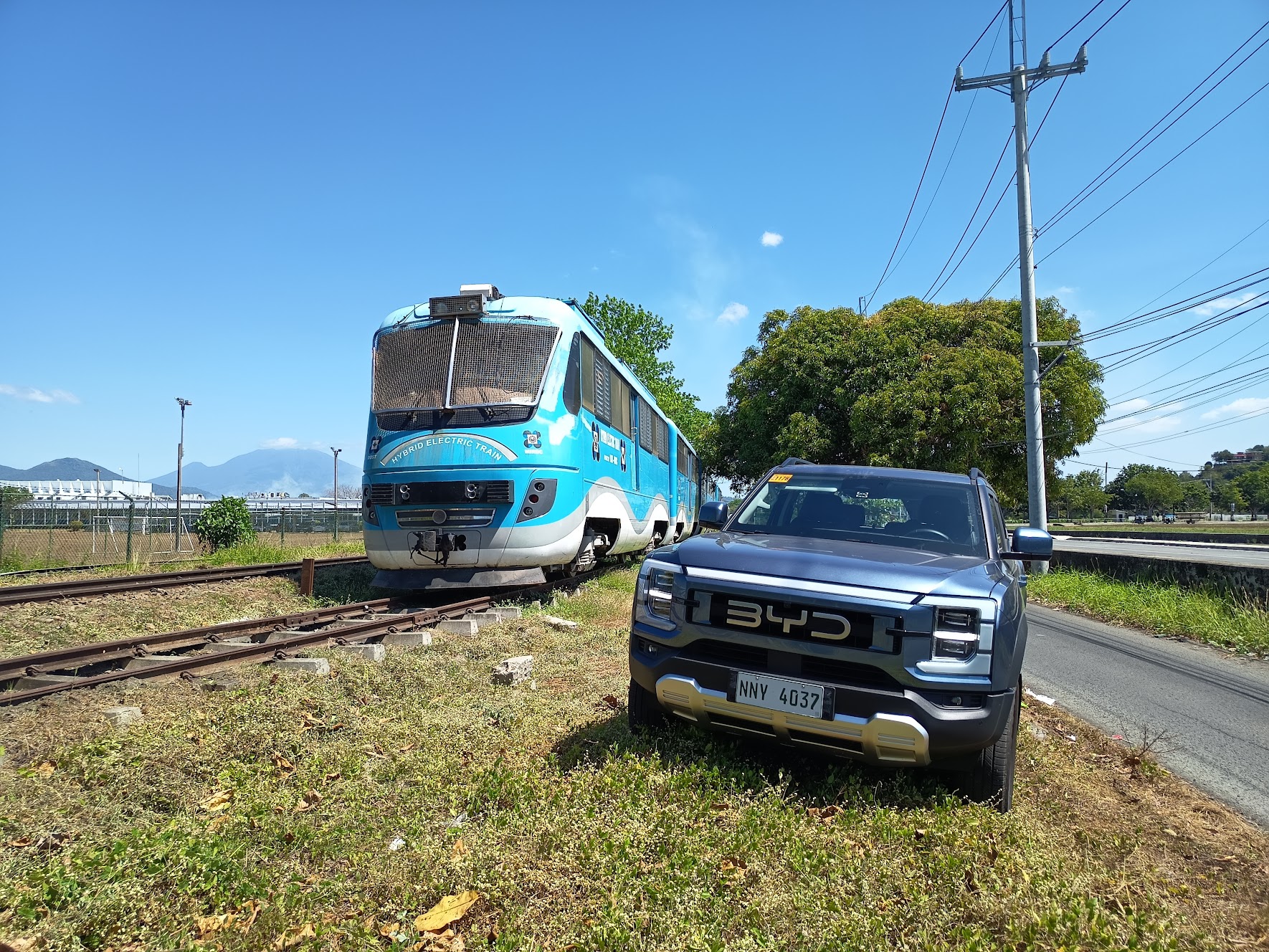 Câu chuyện về hai cỗ máy hybrid — khi tàu hỏa Philippines đối mặt với BYD Shark trên cùng một đường ray
