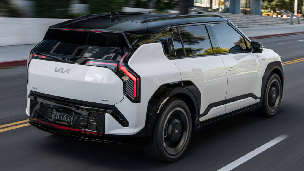 Kia EV3 chính thức ra mắt tại Mỹ — SUV điện cỡ nhỏ giá từ khoảng 750 triệu VND, có cả chế độ giả lập hộp số