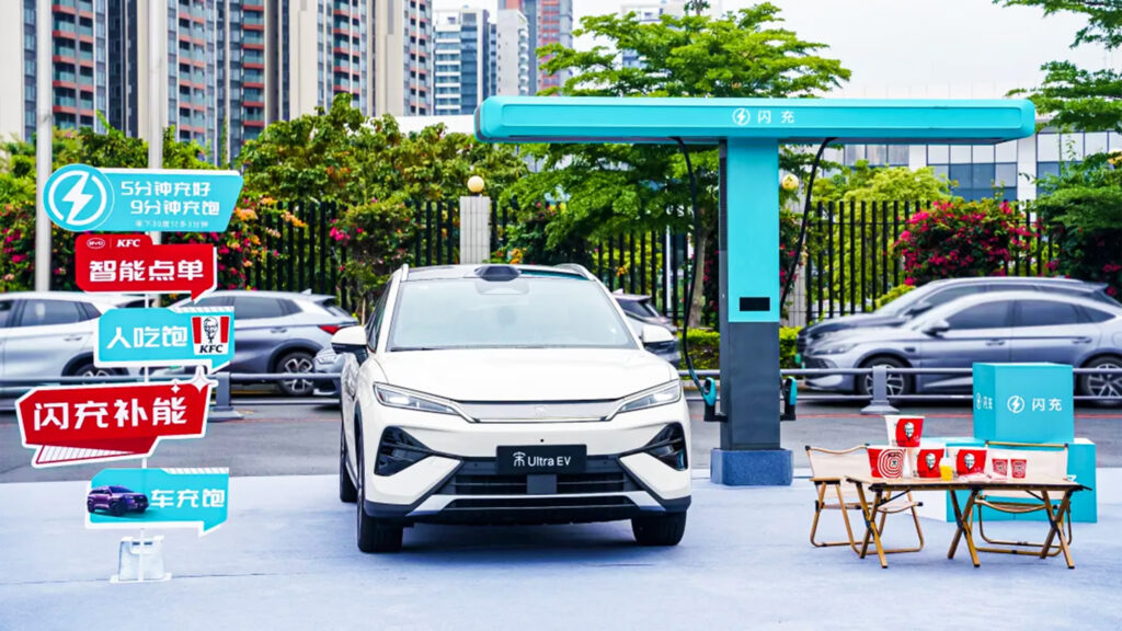 BYD sạc từ 10% lên 97% chỉ trong 9 phút — và KFC vừa tìm ra cách biến thời gian chờ sạc thành cơ hội kinh doanh
