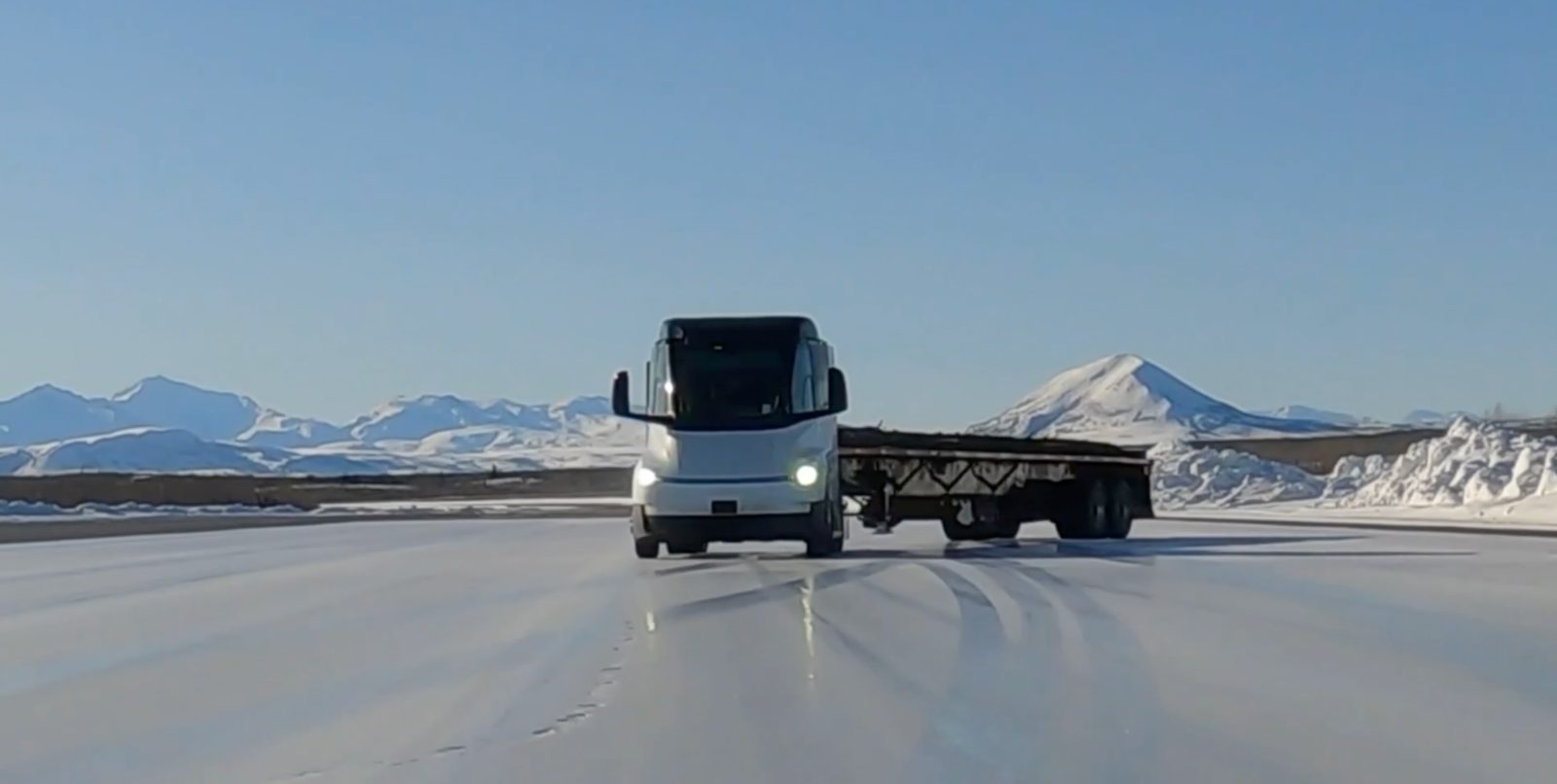 Tesla Semi trượt băng và lấy lại kiểm soát ấn tượng nhờ hệ thống ổn định xe điện
