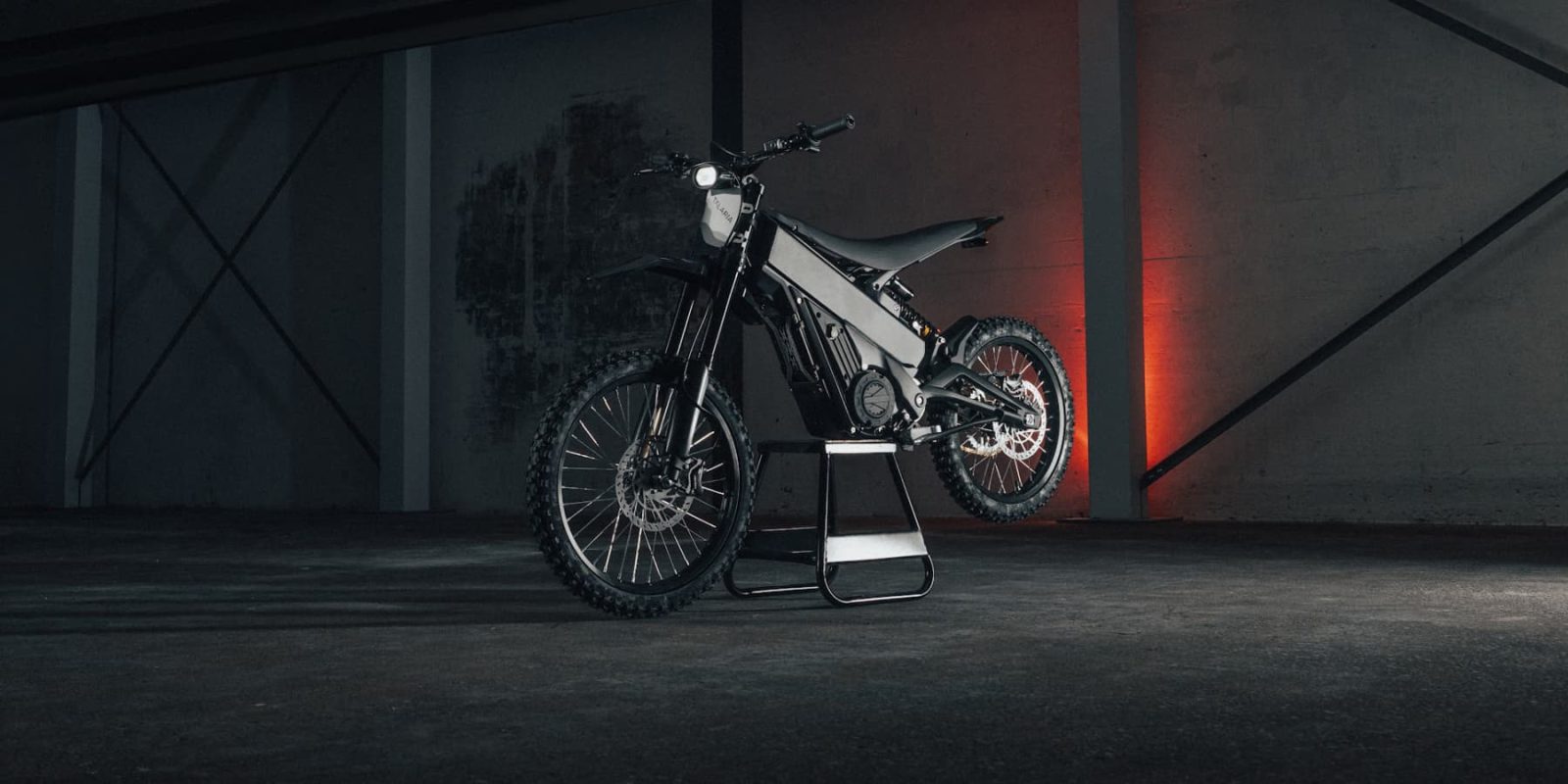 Cha ở California bị truy tố tội trọng sau khi con trai 12 tuổi vượt đèn đỏ, gây tai nạn bằng xe máy điện độ trái phép