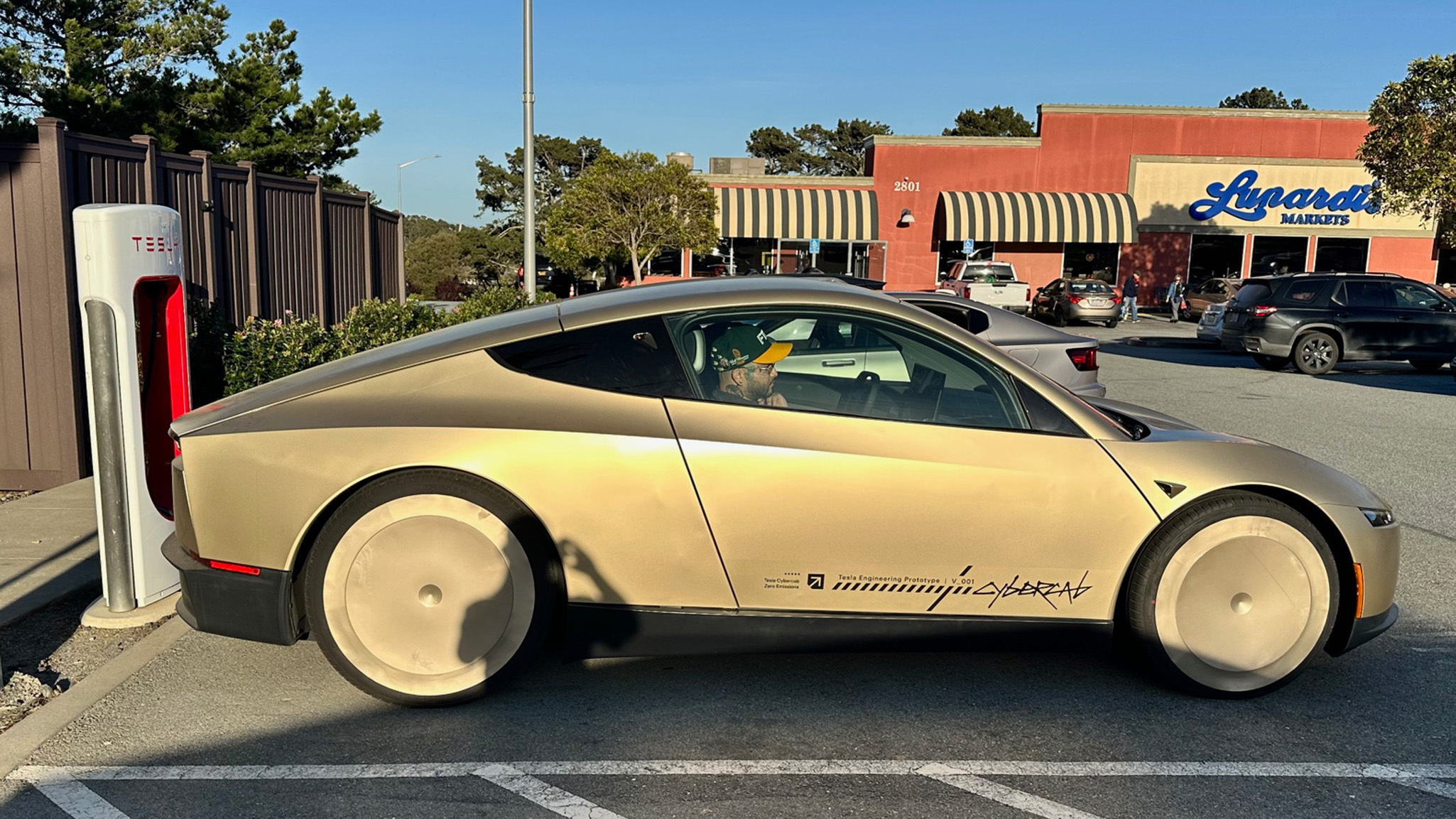 Tesla Cybercab bị bắt gặp ngoài đời thực — lộ vô-lăng, khe hở thân xe và nhiều chi tiết bất ngờ