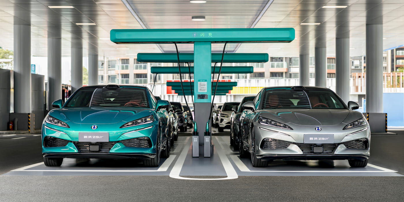 BYD tặng 18 tháng sạc siêu nhanh miễn phí cho khách mua xe điện — khi giá xăng tăng vọt