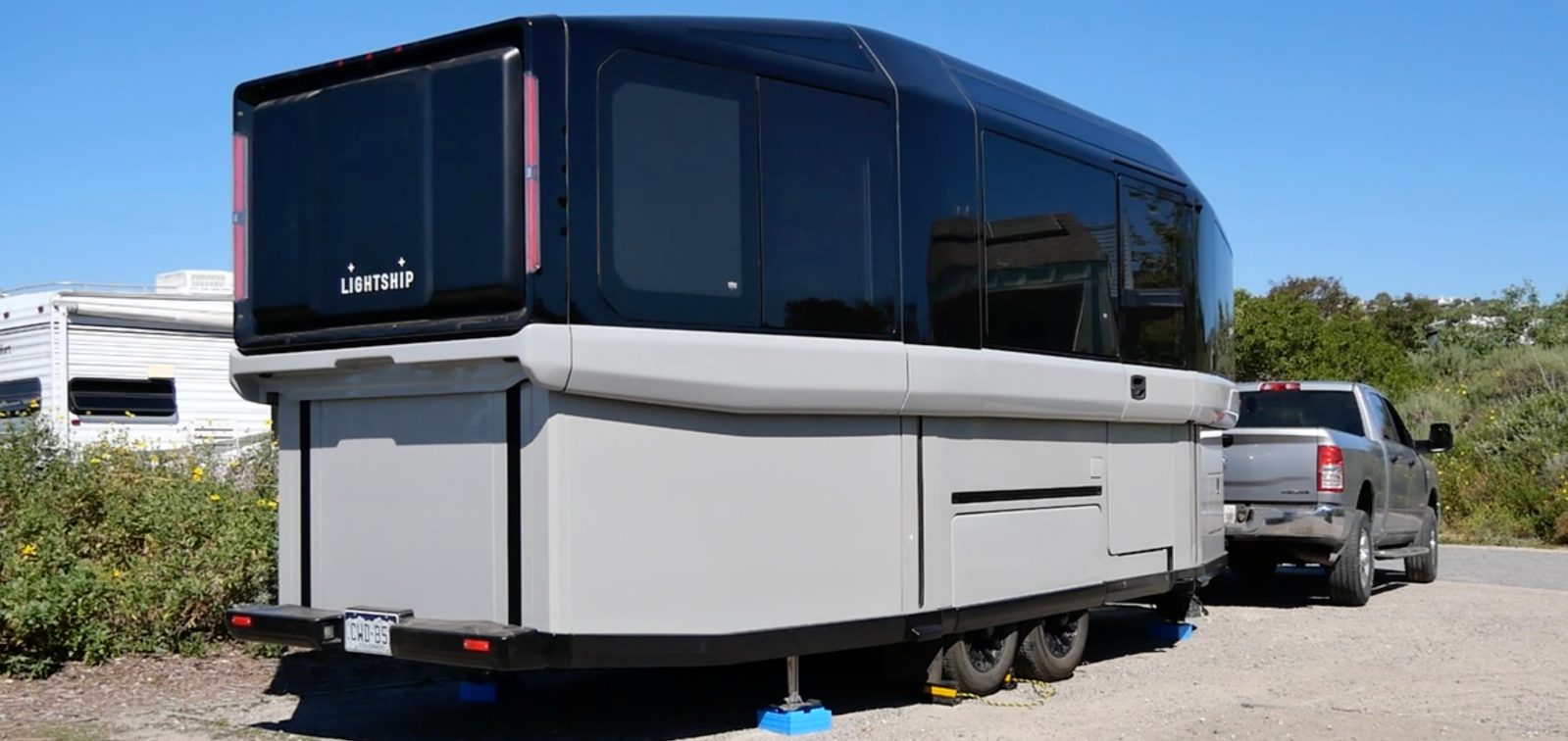 Lightship AE.1 — xe kéo cắm trại chạy điện tự hành, không làm hao pin xe kéo