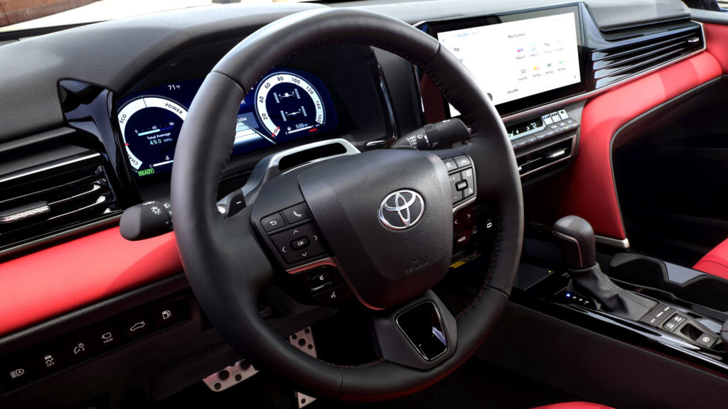Gần nửa triệu Toyota Camry Hybrid bị triệu hồi — mất đồng hồ taplo, mất đèn xi-nhan ngay khi khởi động xe