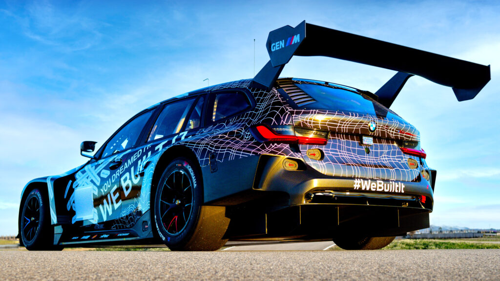 BMW biến trò đùa mạng xã hội thành hiện thực — M3 Touring phiên bản đua 24 giờ Nürburgring chính thức ra mắt