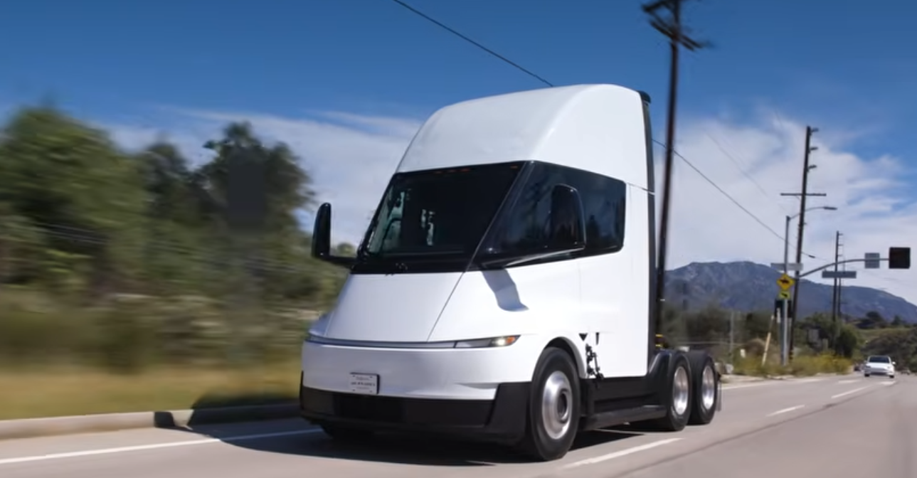 Jay Leno lái thử Tesla Semi — người ngoài Tesla đầu tiên được cầm lái chiếc xe đầu kéo điện đình đám