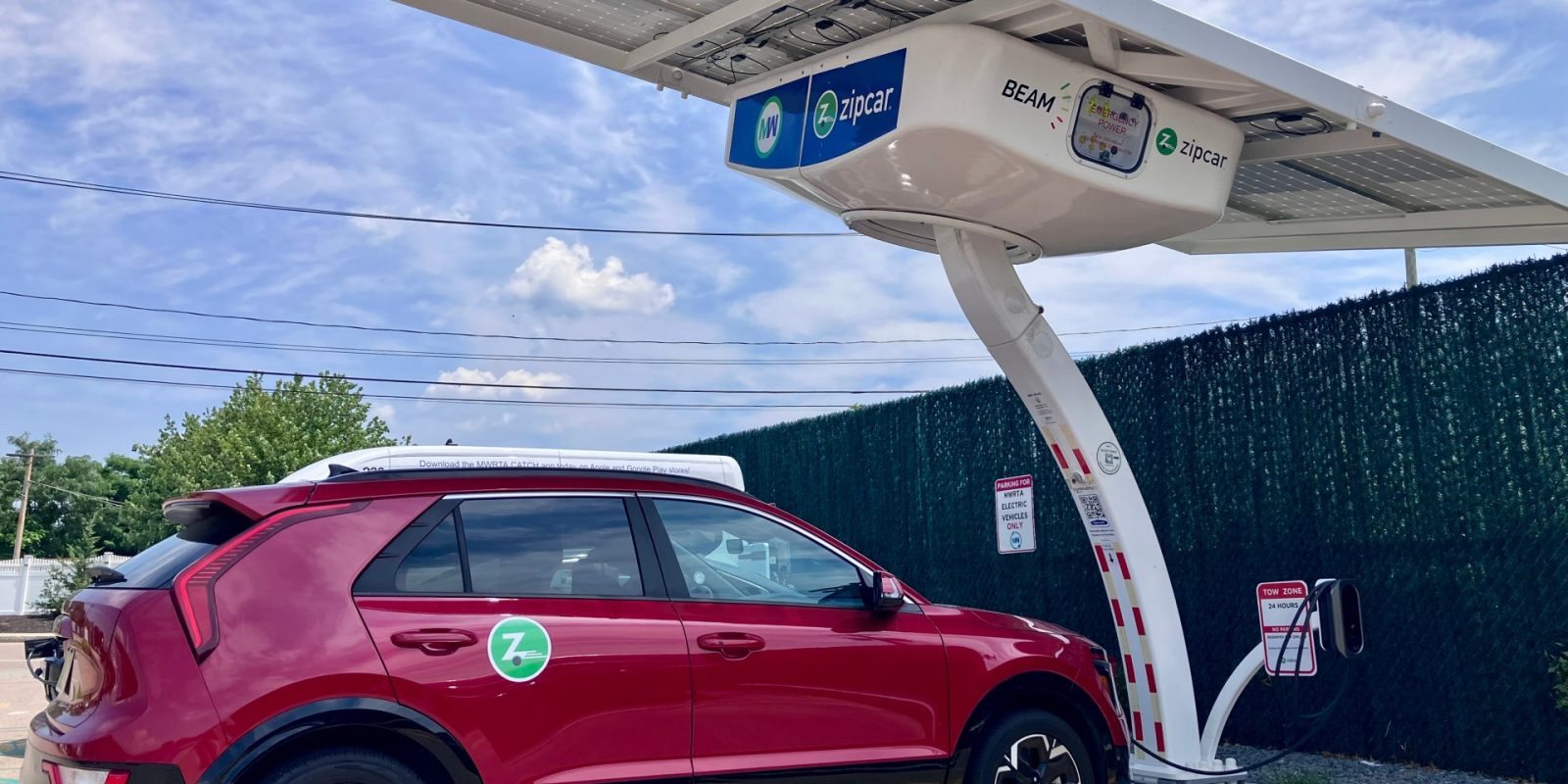 Zipcar thí điểm chương trình chia sẻ xe điện kết hợp trạm sạc năng lượng mặt trời độc lập tại Boston