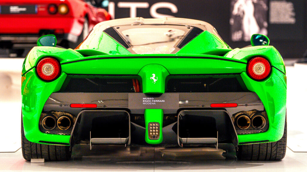 LaFerrari của ca sĩ Jay Kay lên sàn đấu giá — chiếc duy nhất sơn màu xanh Signal Green trông như Ferrari thua cược với Lamborghini