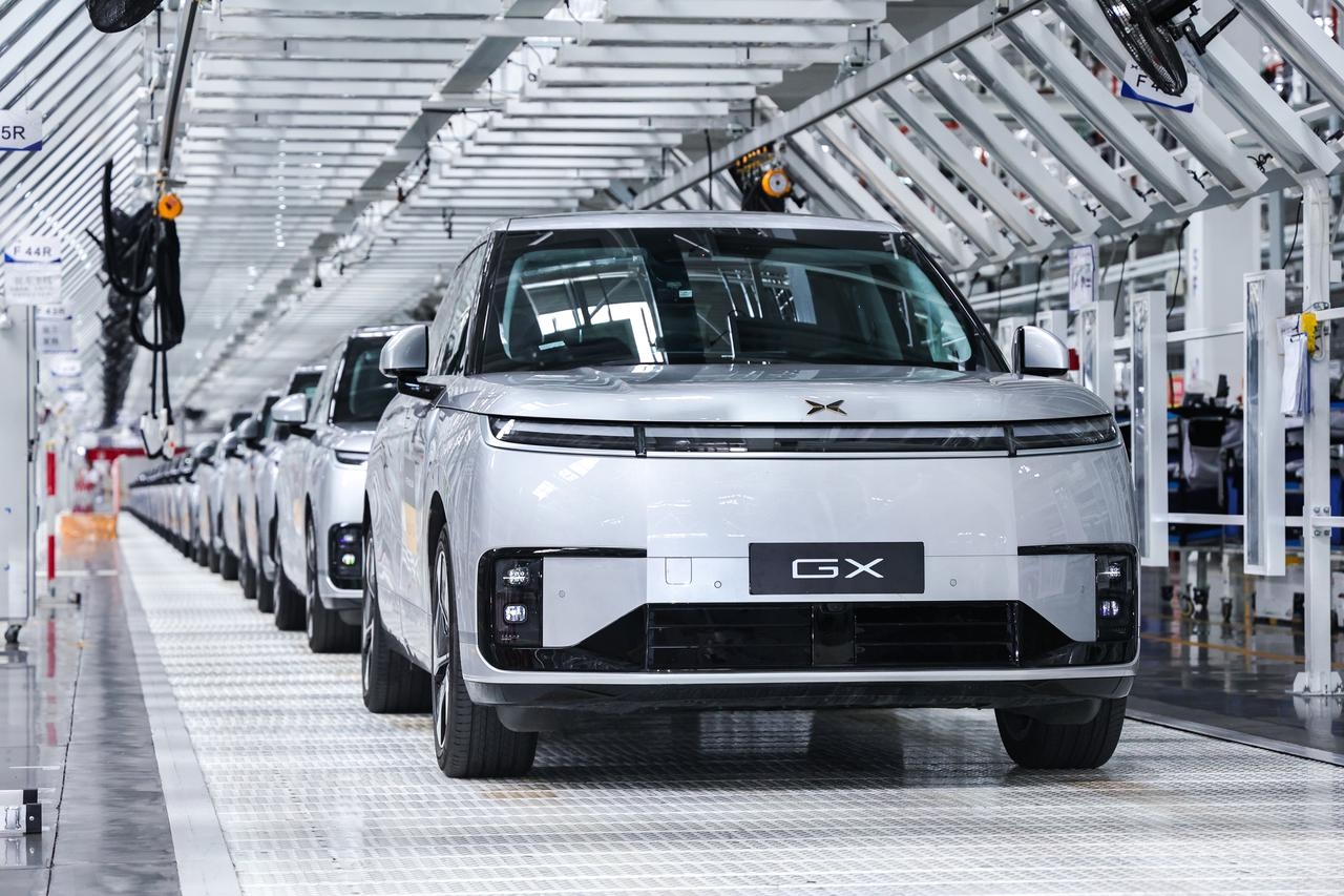XPENG ra mắt robotaxi chạy điện tự lái cấp độ 4 — đối thủ mới của Tesla trên cuộc đua taxi không người lái