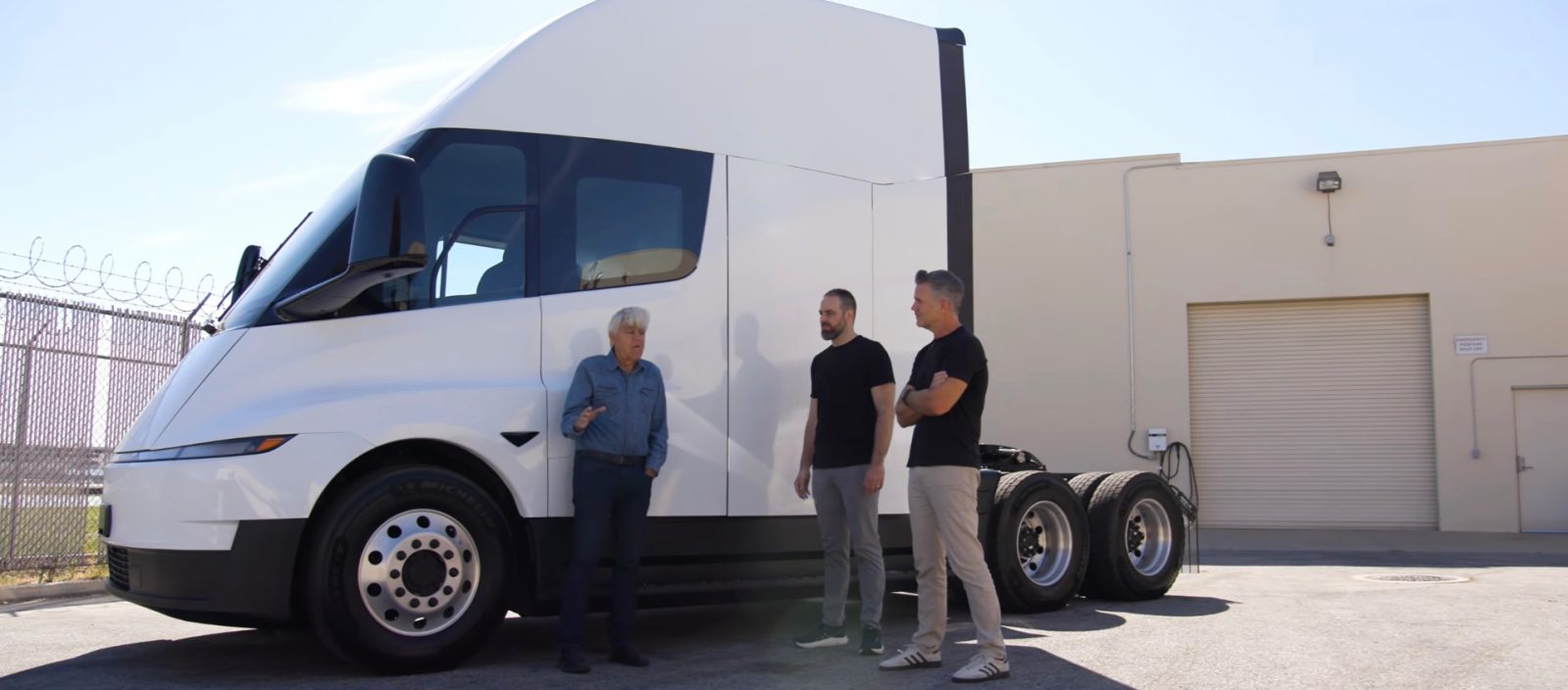 Tesla Semi sở hữu pin triệu dặm — tiết lộ hàng loạt thông số kỹ thuật ấn tượng trên Jay Leno's Garage