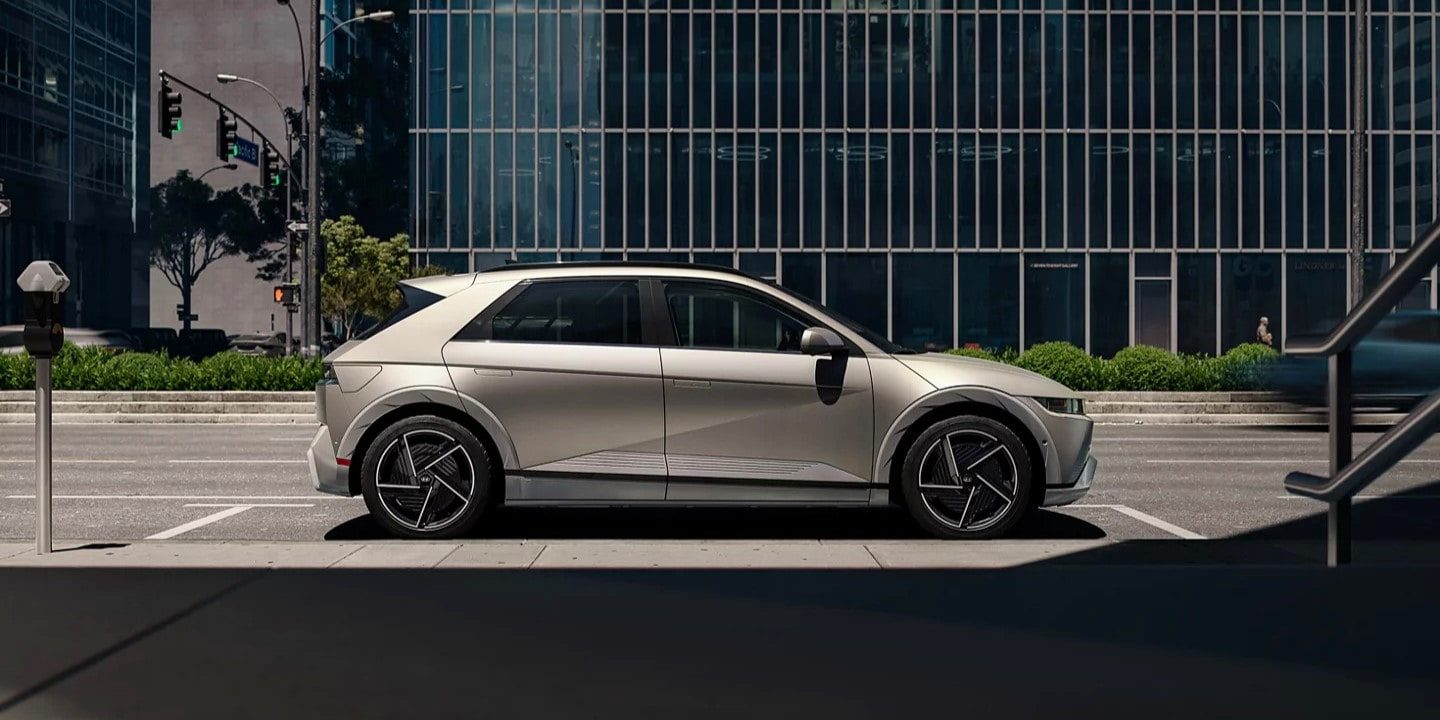 Hyundai IONIQ 5 bất ngờ lộ diện với nội thất công nghệ cao hoàn toàn mới và màn hình kỹ thuật số 18 inch