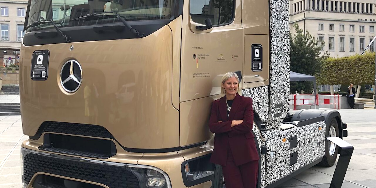 CEO Daimler tuyên bố ủng hộ hydrogen gây sốc — trong khi xe tải điện đối thủ đã vượt xa hàng trăm triệu km