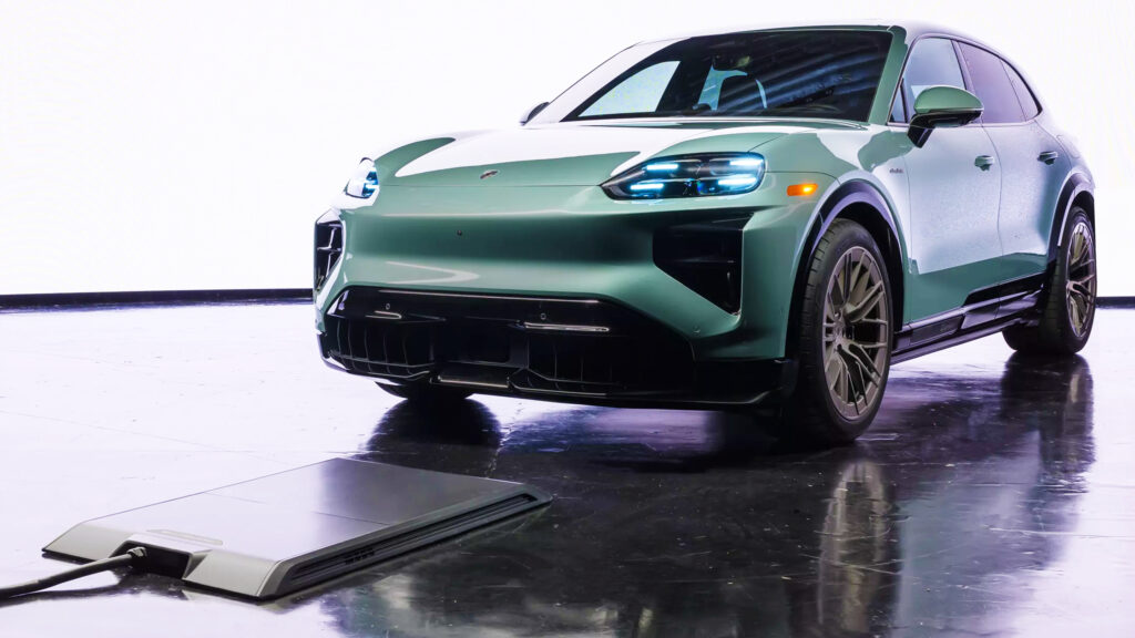 Porsche ra mắt sạc không dây cho Cayenne Electric — công suất 11 kW, hiệu suất lên đến 92% nhưng giá hơn 200 triệu VND