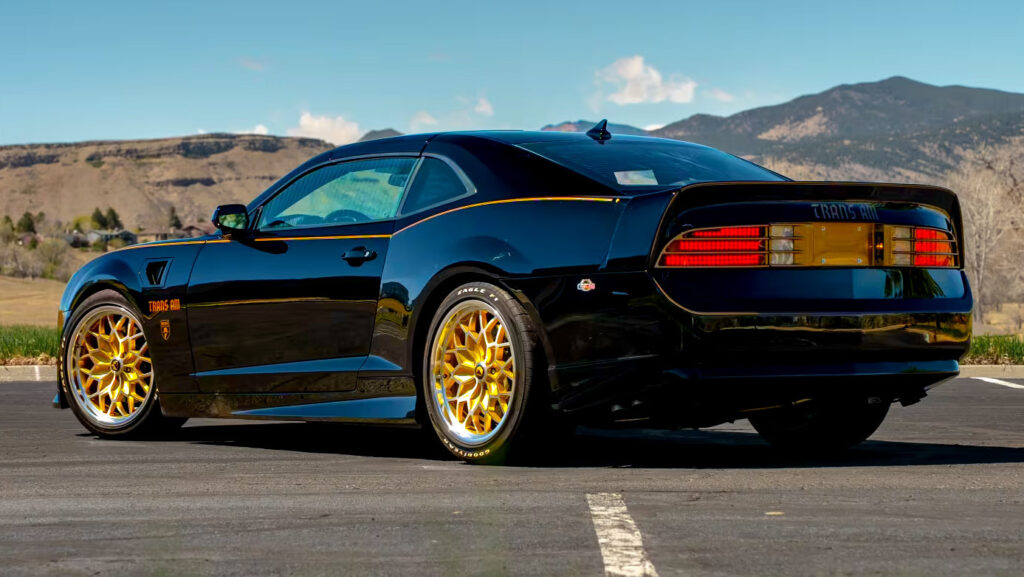 Chiếc Pontiac mà Chevy chưa bao giờ chế tạo — đi kèm chữ ký tay của huyền thoại Burt Reynolds