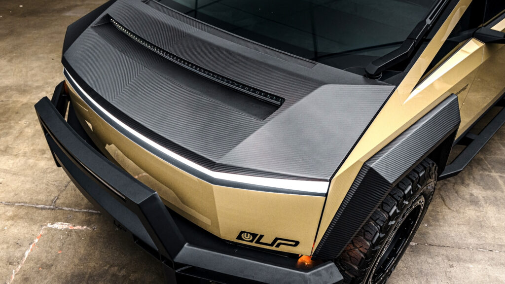 Cybertruck cuối cùng cũng tìm được "môi trường sống" tự nhiên nhờ bản độ thép và carbon của Unplugged Performance