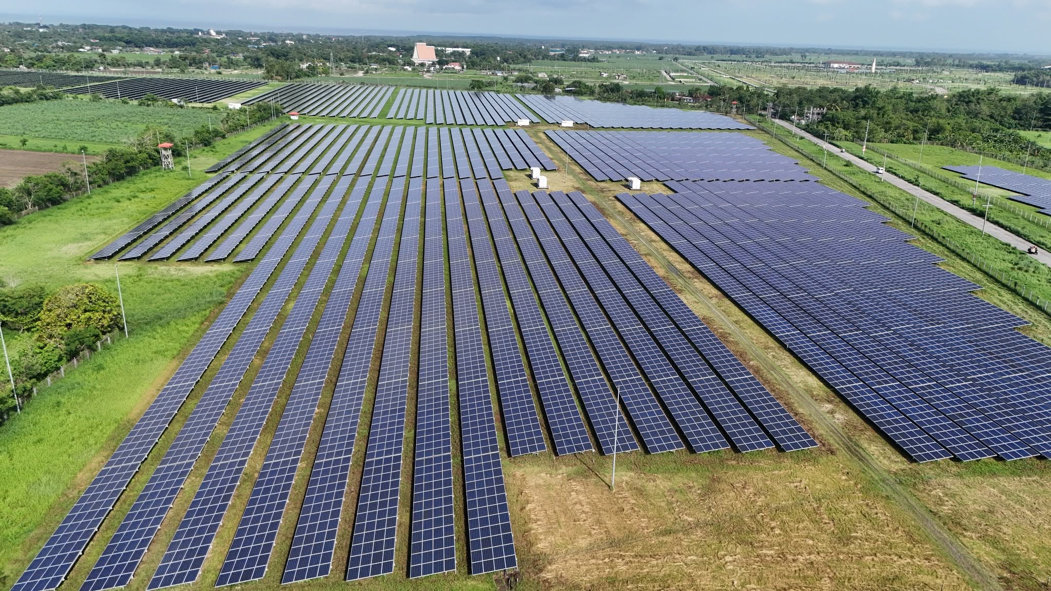 Agrivoltaics — giải pháp kết hợp điện mặt trời và nông nghiệp có thể giải quyết bài toán đất đai lớn nhất của Philippines