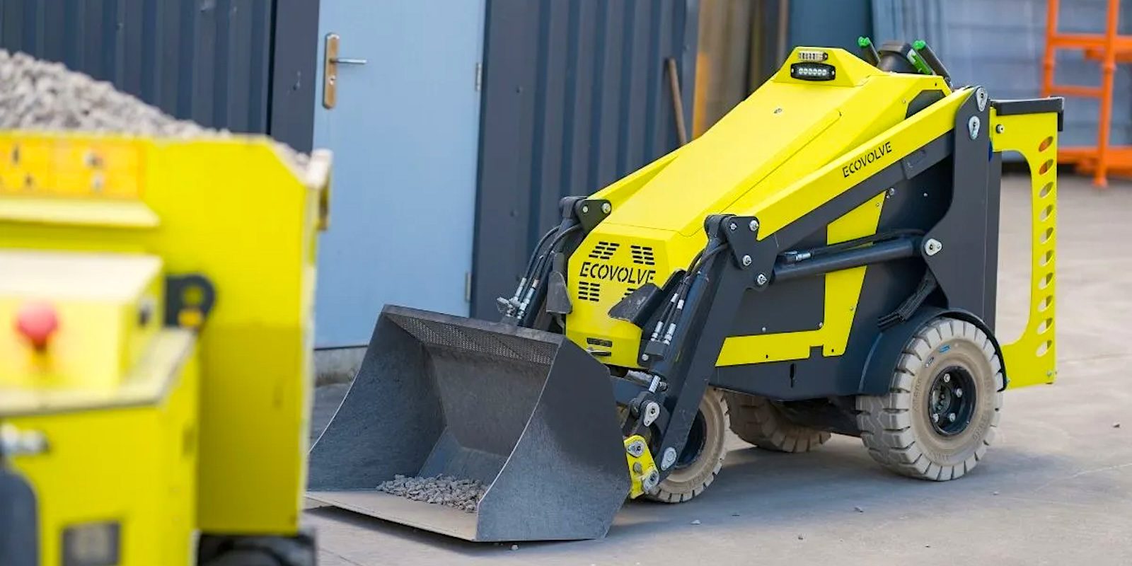 Brokk đưa xe xúc mini chạy điện Ecovolve EL500 vào thị trường Mỹ — nhỏ gọn lọt cửa ra vào, nâng được 500 kg