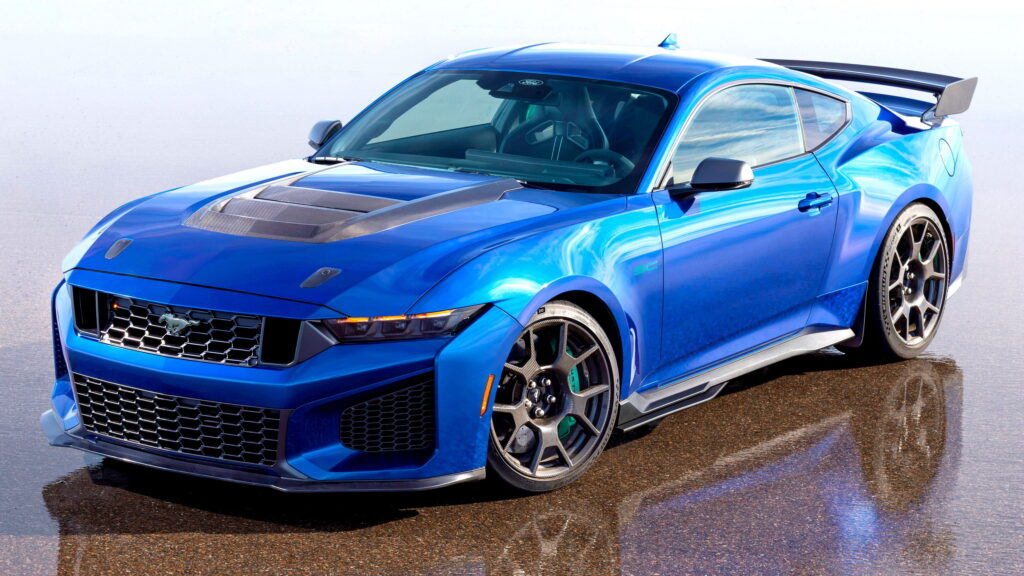 Ford Mustang Dark Horse SC công suất 795 mã lực — mạnh gấp đôi Porsche 911 Carrera, vượt mặt cả Camaro ZL1 và Charger SRT Hellcat