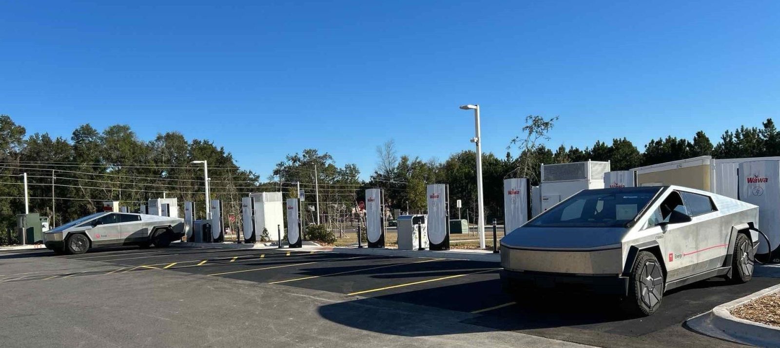 Tesla ra mắt công cụ tính giá Supercharger for Business — chi phí trọn gói gần 23,5 tỷ VND cho một trạm sạc nhanh V4 tám trụ