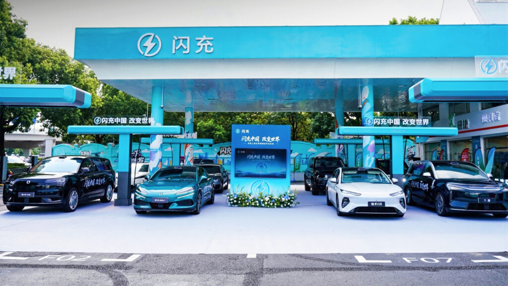 Gã khổng lồ dầu mỏ Sinopec tháo bỏ trụ bơm xăng, lắp trạm sạc siêu nhanh 1.500 kW của BYD — sạc đầy xe điện chỉ trong 9 phút