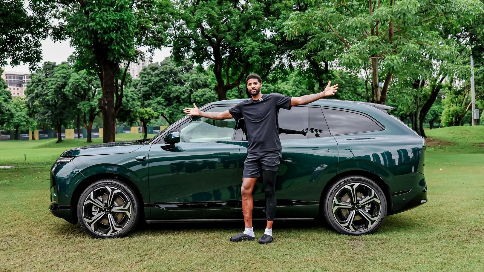 Ngôi sao NBA Paul George trải nghiệm XPENG G9L và thốt lên: "Tôi cần một chiếc!"