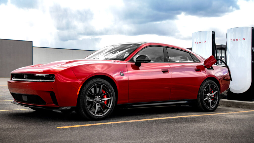Xe điện Stellantis đã có thể sạc tại trạm Tesla Supercharger — nhưng phải chi thêm khoảng 5,7 triệu VND cho bộ chuyển đổi