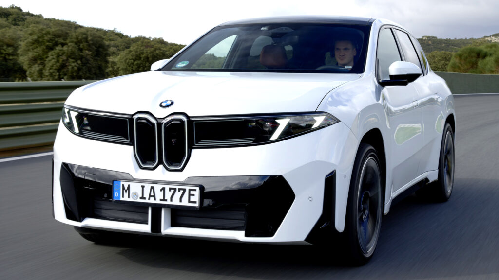 BMW iX3 40 — phiên bản tiêu chuẩn giúp tiết kiệm hơn 176 triệu VND, nhưng đánh đổi không hề nhỏ