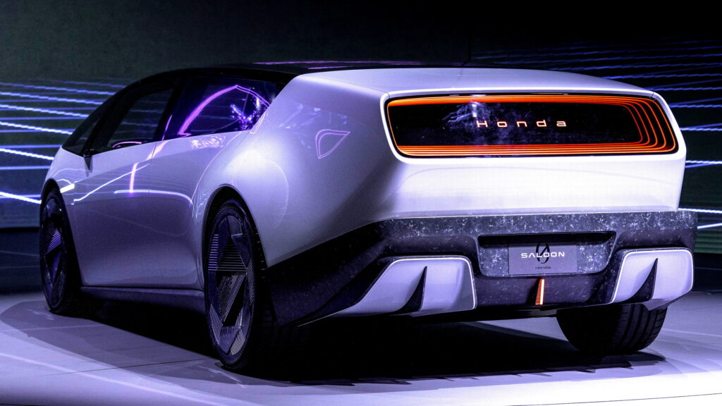 Toyota từng bị chế giễu vì chậm chân xe điện — giờ Honda và Volkswagen đang trả giá vì đi quá nhanh