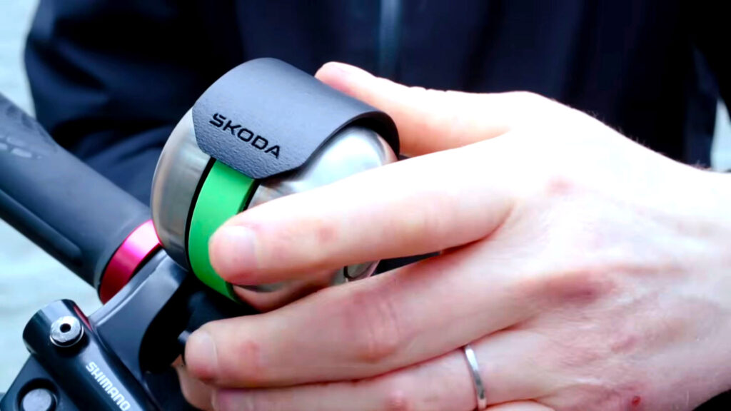 Skoda phát minh chuông xe đạp DuoBell — xuyên thủng cả tai nghe chống ồn, tăng 22 mét khoảng cách phản ứng cho người đi bộ