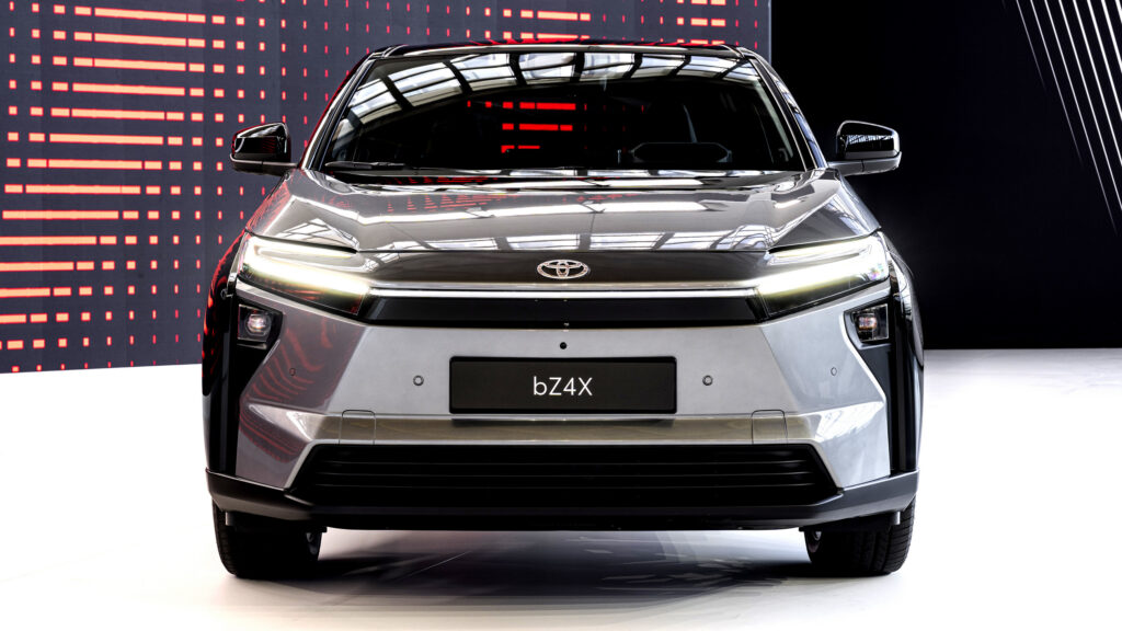 Tokyo trợ giá xe điện mạnh tay đến mức một chiếc Toyota gần 760 triệu VND có thể chỉ còn 348 triệu VND