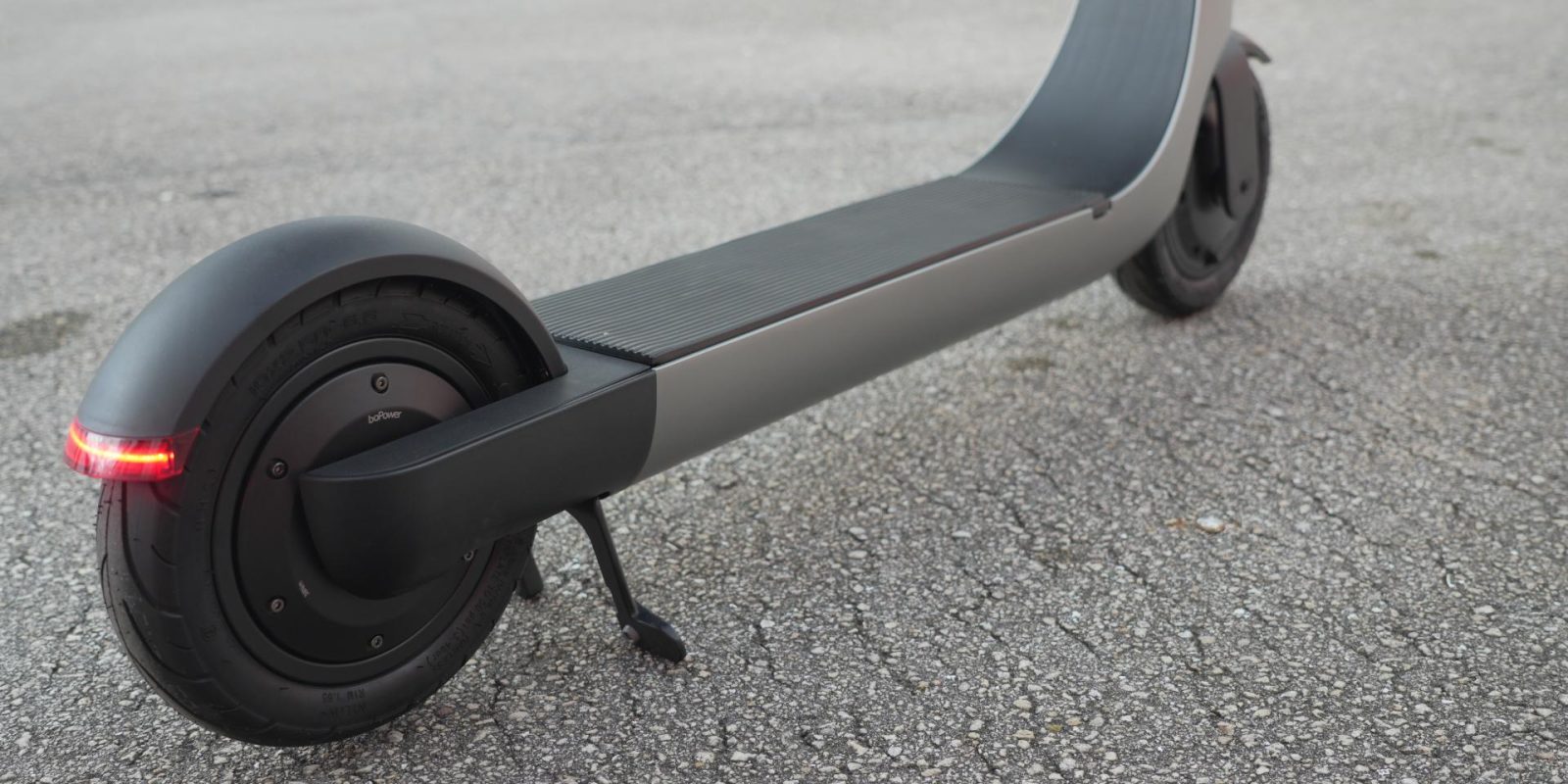 Paris bắt buộc người đi xe scooter điện phải mặc áo phản quang — vi phạm sẽ bị phạt tiền