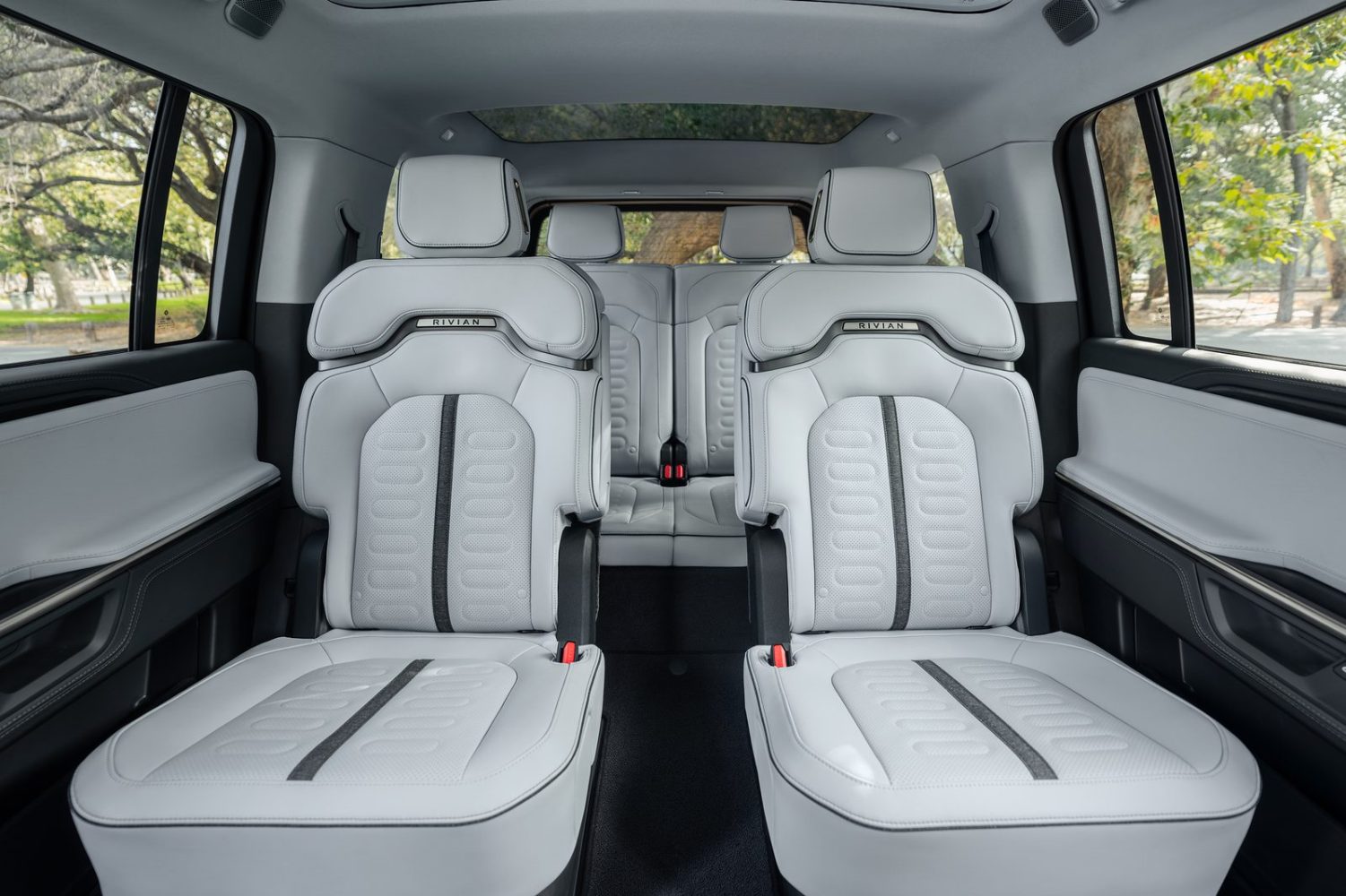 Rivian R1S 2027 bổ sung ghế thuyền trưởng hàng hai — tính năng được khách hàng yêu cầu nhiều nhất kể từ ngày ra mắt