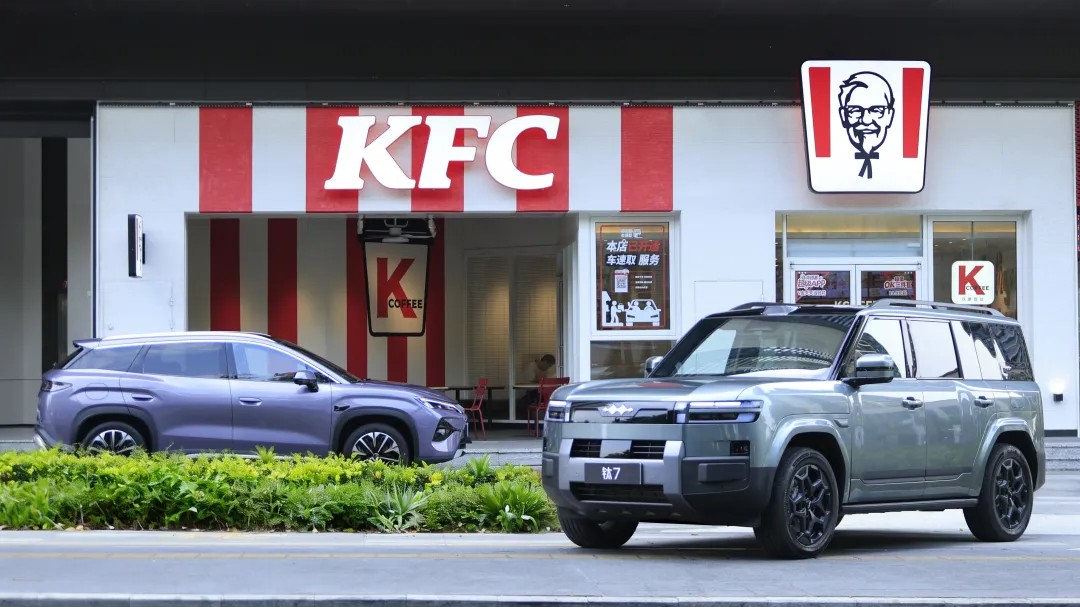 BYD bắt tay KFC lắp trạm sạc siêu nhanh Flash Charging tại chuỗi nhà hàng — vừa ăn gà rán vừa sạc xe, tất cả trong chưa đầy 9 phút