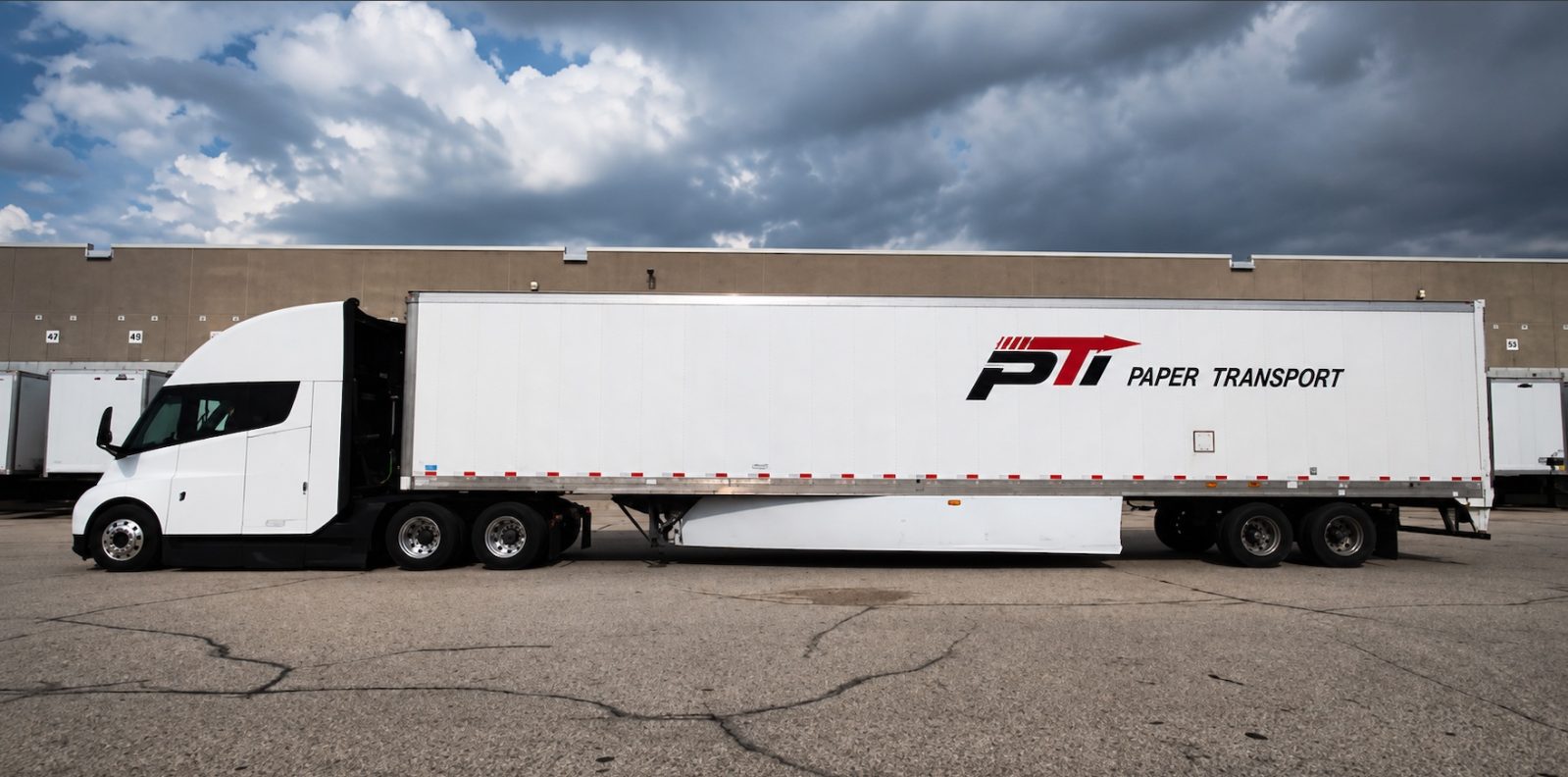 Paper Transport thử nghiệm Tesla Semi tại Chicago — thêm một hãng vận tải lớn chuyển sang xe tải điện