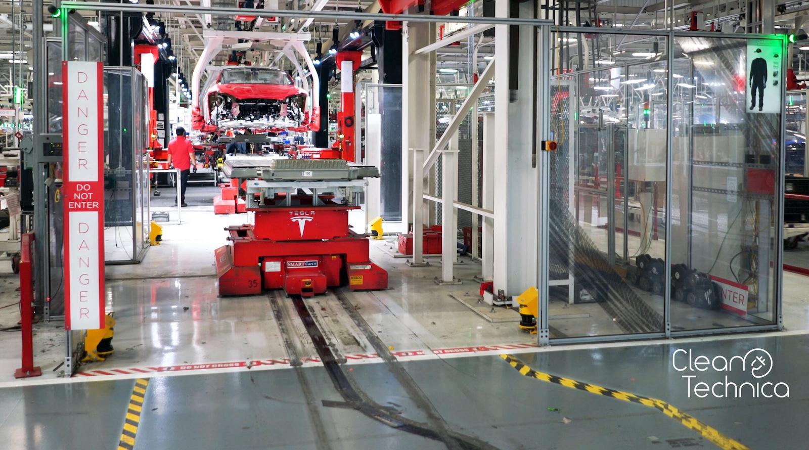 Tesla đang ngồi trên đống hàng tồn kho kỷ lục — sản xuất vượt xa số xe giao trong quý 1/2026