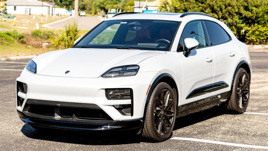 Porsche Macan Turbo Electric mất giá hơn 830 triệu VND chỉ sau 2.400 km lăn bánh — mặt tối của xe điện hạng sang